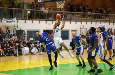 Pierre Hild sur le point de mettre un panier